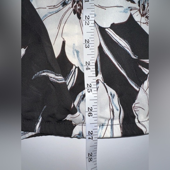 Torrid 2X Black White Floral Faux Wrap Blouse V-Neck Long Sleeve Button Front - Picture 7 of 8